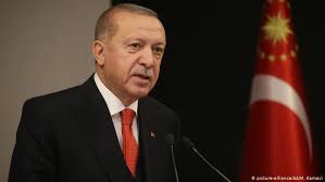 Hayatının büyük bir bölümünü i̇stanbul'da geçirdi ve ilkokul yıllarında cep harçlığı için şeker satmaya başladı. Erdogan Turkiye Adeta Bir Ucusun Icerisinde Turkiye Dw 07 08 2020