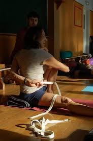Resultat De Recherche D Images Pour Iyengar Yoga Marichyasana With Ropes Yogablocks Yogaposes Iyengar Yoga Yoga Asanas Ashtanga Yoga