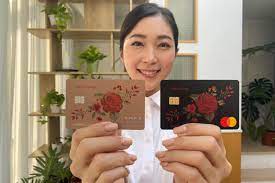 富邦銀行 j 卡則是一般消費享 3% 回饋無上限，光這一點就贏過多數卡片。 台新玫瑰 giving 卡需要稍微動一點腦，只要是假日消費皆享 3% 回饋，平日刷卡則是累積滿額就送居家服務，不管在哪一天刷都划算。 New å°æ–°çŽ«ç'°givingå¡ 3 å›žé¥‹æ¦®ç™»æ–°ä¸€ä»£ å‡æ—¥ç¥žå¡ å¡å„ªæ–°èžç¶²