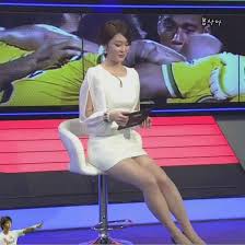 신아영, 신아영 발, (shin ah young), (申雅英), 연예인 네일아트 페디큐어 4k (watching tv). T1 Daumcdn Net Cfile Blog 99903b4a5a4c6c7c0a
