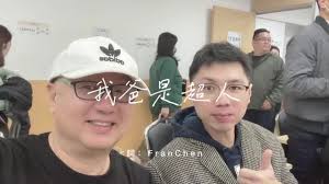 聽了哭了一遍又一遍《我爸是超人》 詞：弘照Fran Chen （Verse 1） 你十八歲背上了不該那麼早的責任一手抱我