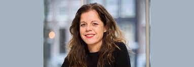 Twan huys (55) keert vanaf volgende week zondag terug op tv als vaste presentator van het discussieprogramma buitenhof. Natalie Righton Nieuwe Presentator Buitenhof Bm