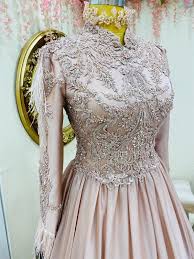 Omuzlari Ve Kollari Tuylu Pembe Tesetturlu Nisanlik Fiyati Moda Stilleri The Dress Moda Kiyafetler