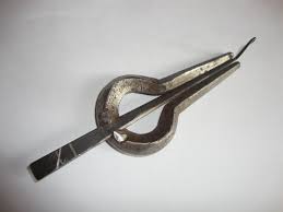 While playing, you need to have the jaw harp pressed against your teeth firmly. Morsing Wikipedia