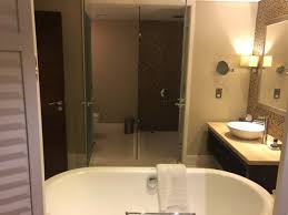 Wenn das badezimmer modernisiert wird, gibt es immer viel lärm und dreck. Blick Ins Badezimmer Picture Of Millennium Plaza Hotel Dubai Tripadvisor