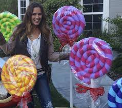 Diy Giant Lollipops Giant Lollipops Lollipops Diy Christmas Decorations Diy Outdoor