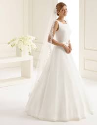 Maybe you would like to learn more about one of these? Bianco Evento Schleier Lang Mit Spitze Fur Ihre Hochzeit Brautkontor