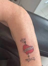 Tatuaje del primer tatuaje hecho por mi a mi madre, una mariposa en la espalda. Un Devastado Anciano Se Atreve A Hacerse Un Tatuaje Para Recordar A Su Esposa Fallecida Viralistas Com