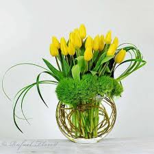 Yellow Tulips Arranged In Clear Glass Vase With Green Balls Tulips Arrangement Yellow Tulips Ikebana Flower Arrangement