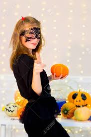 Halloween or hallowe'en (a contraction of all hallows' evening), also known as allhalloween, all hallows' eve, or all saints' eve, is a celebration observed in many countries on 31 october, the eve of the western christian feast of all hallows' day. Teenager Madchen In Damon Kostum Mit Kurbis Und Flasche Blauen Trank Wahrend Halloween Party Posiert Lizenzfreie Fotos Bilder Und Stock Fotografie Image 65694239