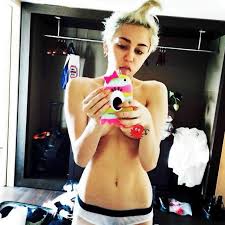 Ed è proprio su instagram che è apparsa la sua prima foto dopo il gf vip che la provvedi si è fatta senza indossare il reggiseno. Miley Cyrus Ed Il Selfie Senza Reggiseno Su Instagram Di Cosa Stupirsi Gentevip It Gossip News