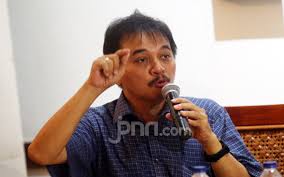 Roy suryo yang dikenal sebagai pakar informatika, multimedia dan telematika ini putra dari pasangan prof. Splashy Video Of Burning The Red And White Flag Roy Suryo Said Netral News