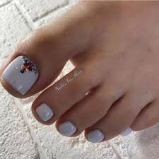Asi como usar las tendencias avanzadas para crear una pedicura de moda para 2020. Unas Blancas Decoradas Ideas Para Inspirarte 2021