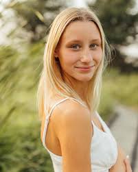 obsessing over this gal… 😩 soft smiles for the W