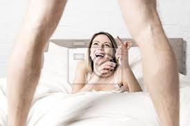 Das mag jetzt auf den ersten blick klischeehaft klingen, aber frauen brauchen ein vorspiel, um in fahrt zu kommen. Frau Die In Einem Bett Liegt Das Genital Der Manner Schaut Fototapete Fototapeten Genitalien Unterwasche Penis Myloview De