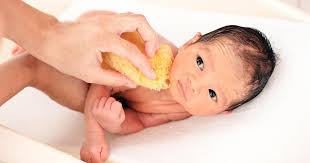 وقت الاستحمام للاطفال الحديثي الولادة