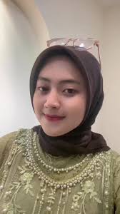 Model Gamis Brokat Wisuda