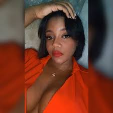 Y quien es esa 😂😂😂 esa es la de la junta esa no es barbilla