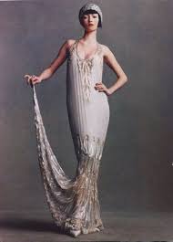 Gli abiti da sposa risultano essere una fusione di quelli degli anni '20 mixati a quelli di 20 anni prima. Moda Anni 20 Abito Lungo Bianco Moda Anni 20 Moda Moda Femminile