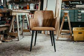 edler armlehnstuhl bezogen mit echtem buffalo leder im retro design holzfusse in eiche viele holz und lederfarben wahlbar an armlehnstuhl stuhle lederstuhle