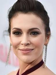 🌟 Alyssa Milano, in una recentissima live su TikTok, si è aperta con  grande sincerità parlando della sua esperienza personale e del suo corpo.  🕊️ Ha raccontato che la sua più grande