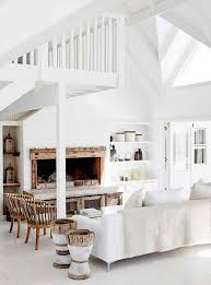 Calm Seaside Life Ensconced In A Breathtakingly Beautiful Beachfront Home Decoholic Maison Style Maison De Plage Moderne Salons De Maisons Cotieres