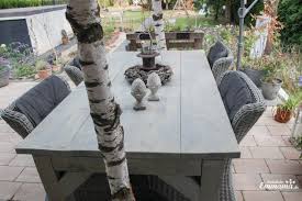 Diy Anleitung Fur Einen Gartentisch Aus Bauholz Passend Birkenstamme Einbetoniert Als Halterung Fur Die Solarli Gartentisch Gartentisch Holz Holztisch Garten