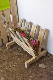 Amazing Uses For Old Pallets 18 Pics Palette Diy Vieilles Cagettes En Bois Chandelier A Faire Soi Meme