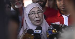 2004 yılında, wan rosdy, jelai eyaleti meclis üyesi olarak seçildi ve o zamandan beri seçim bölgesine hizmet ediyor. Dpm Dr Wan Azizah S Father Dies Asia Newsday