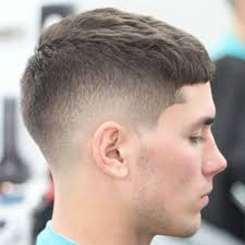 El estilo fade bajo muestra mejor la textura del pelo y funciona con el patrón natural de este.1 x fuente de investigación. Corte Mid Fade Bajo The Best Drop Fade Hairstyles