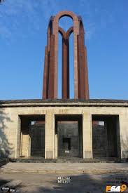 Mausoleul din parcul carol, denumit în timpul regimului comunist monumentul eroilor luptei pentru libertatea poporului și a patriei, pentru socialism, este un monument amplasat în parcul carol i, sectorul 4 al municipiului bucurești, pe dealul filaretului. Minuni In Parcul Carol Din BucureÈ™ti Partea 1 Drum Liber Vezi Romania Cu AlÈ›i Ochi