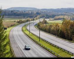 30 KM Haldwani-Sitarganj Road-4 Lane फोरलेन की चौड़ाई 25 से 35 मी यानि 82 से 115 फीट होगी एक फोरलेन मार्ग की चौड़ाई आम तौर पर 25 से 35 मीटर (82 से 115 फीट) होती है. इसमें