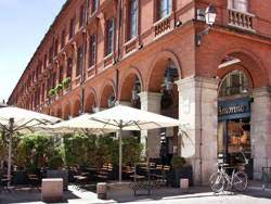 Plaça del capitòli) est une place du centre historique de toulouse, en france. Meine Besten Sechs Orte Zum Essen Gehen In Toulouse Apple Languages