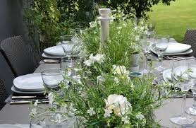 Grun Weisse Tisch Deko Mit Blumen Und Origami Fur Den Sommer Grun Weiss Deko Und Tisch