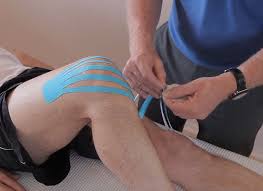 Kinesiology tape, kinesio tape or kt tape is an elastic tape made from cotton, spandex and adhesive that is used to stimulate or relax muscles. Knie Tapen Mit Lymphtape Gegen Schwellungen