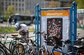 In einzelnen stadtteilen sah es kritischer aus, als in anderen. Kultur In Der Corona Krise Wurzburg Zeigt Museumskunst Auf Plakatwanden Kultur Stuttgarter Nachrichten