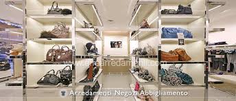 Scaffalature negozi abbigliamento high quality a disposizione dei clienti masp ci sono arredi unici e strategici per allestire punti vendita nel settore fashion, che grazie all'opera di professionisti del settore sono in grado di unire il meglio dell'architettura ad una rappresentazione scenica degli articoli. Arredamento Per Negozi Di Abbigliamento Effe Arredamenti