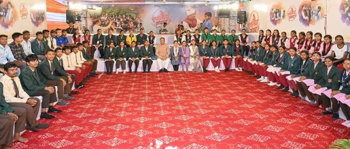 संकल्प, साधना और सफलता का उत्सव। मुख्यमंत्री श्री विष्णु देव साय ने रायपुर स्थित अपने निवास पर आयोजित 'एकलव्य संवाद' में नीट-2026 में सफल ...