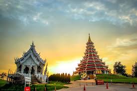 ว ดห วยปลาก ง จ เช ยงราย ชมมห ศจรรย มหาเจด ย 9 ช น ย งใหญ ตระการตา ภายในเจด ย ม เจ าแม กวนอ มจำลอง แกะสล กด วยไม ตรงบร เวณช นหน งของเจด ย และแต ละช ว ด