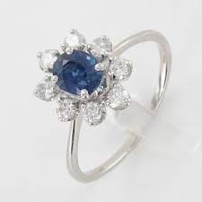 Lumineux, il met naturellement la pierre en valeur. Bague Marguerite Or Blanc Saphir Diamant