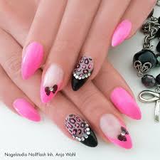 trendstyle stars pink nails romantisch und verspielt ist dieses hubsche design mit den farben pink und schwarz erst nails hubsche designs nageldesign