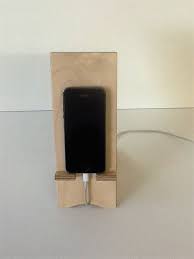In diesem video zeige ich euch, wie ihr eine handy ladehalterung, ladestation selber bauen könnt. Handyhalter Aus Holz Handyhalter Handy Handtaschen Aufbewahrung