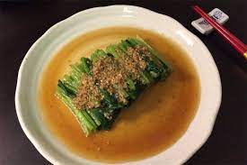 正當季的小松菜 吃來香脆爽口 最適合作為涼拌料理的主角 芝麻醬的香甜搭配醬油的鹹味 讓小松菜的口感更有深度喔 dishes food chinese food