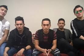Maybe you would like to learn more about one of these? Lirik Dan Chord Lagu Aku Dan Air Mata Dari Hijau Daun Halaman All Kompas Com