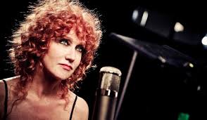 Inizia la sua carriera nel 1968, distinguendosi nel panorama musicale italiano per il suo timbro vocale particolare e per le. Fiorella Mannoia From Italy Popnable