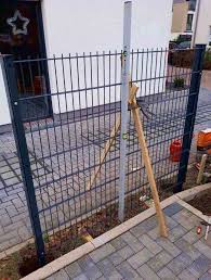 Richten Sie Die Doppelstabmatte Mit Einer Wasserwaage Unterlegklotzen Und Dachlatten Aus Doppelstabmatten Doppelstabmattenzaun Stabchen