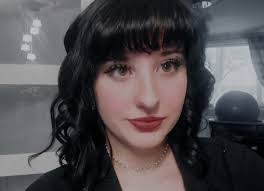 Shelly Booher's Instagram, Twitter & Facebook