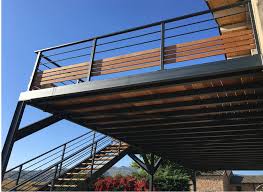 Plateforme Metallique Structure En Acier Galvanise A Chaud Avec Finition Laque Fine Texture Escaliers De Terrasse Terrasse Maison Terrasse Bois Sur Pilotis