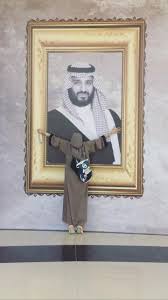 صورة لفتاة تحيي ولي العهد ت شعل مواقع التواصل الاجتماعى وهذه قصتها الرجل