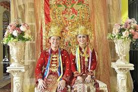 Walaupun corak atau motifnya sama, tapi penggunaan pakaian pada masyarakat biasa dan golongan bangsawan berbeda. Kenali Yuk Baju Adat Bengkulu Dan Serba Serbinya